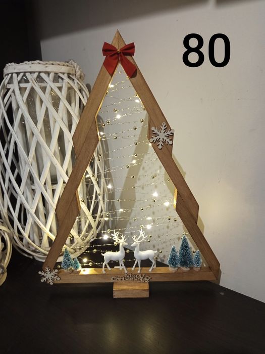 Drewniane choinki i Stroik na Wszystkich świętych.