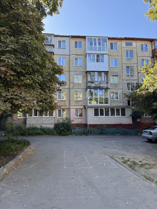 Затишна 2-кімнатна квартира 45 м², 3 поверх, вул. Довженка( Толстого)