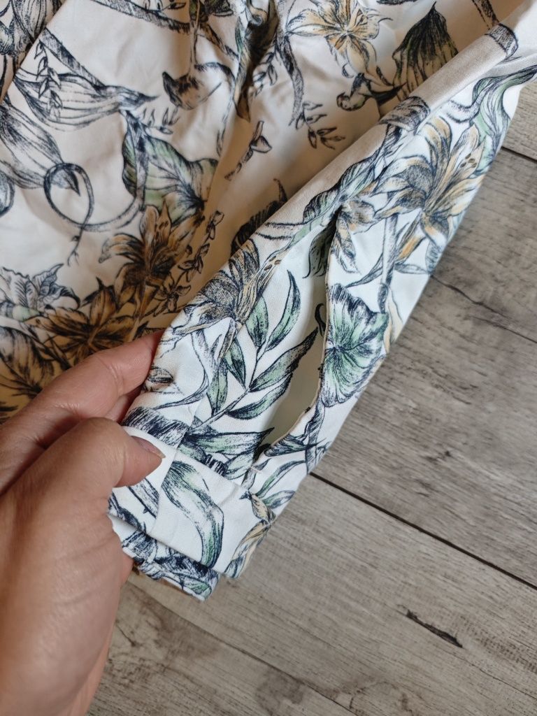 Spodnie białe w kwiaty Zara eleganckie z kieszeniami 98 % bawełna