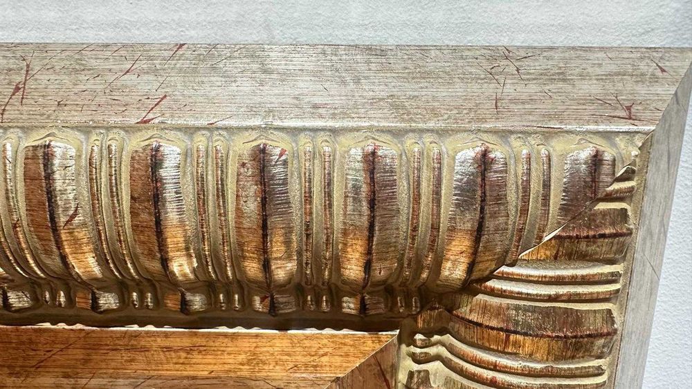 Espelho com moldura dourada