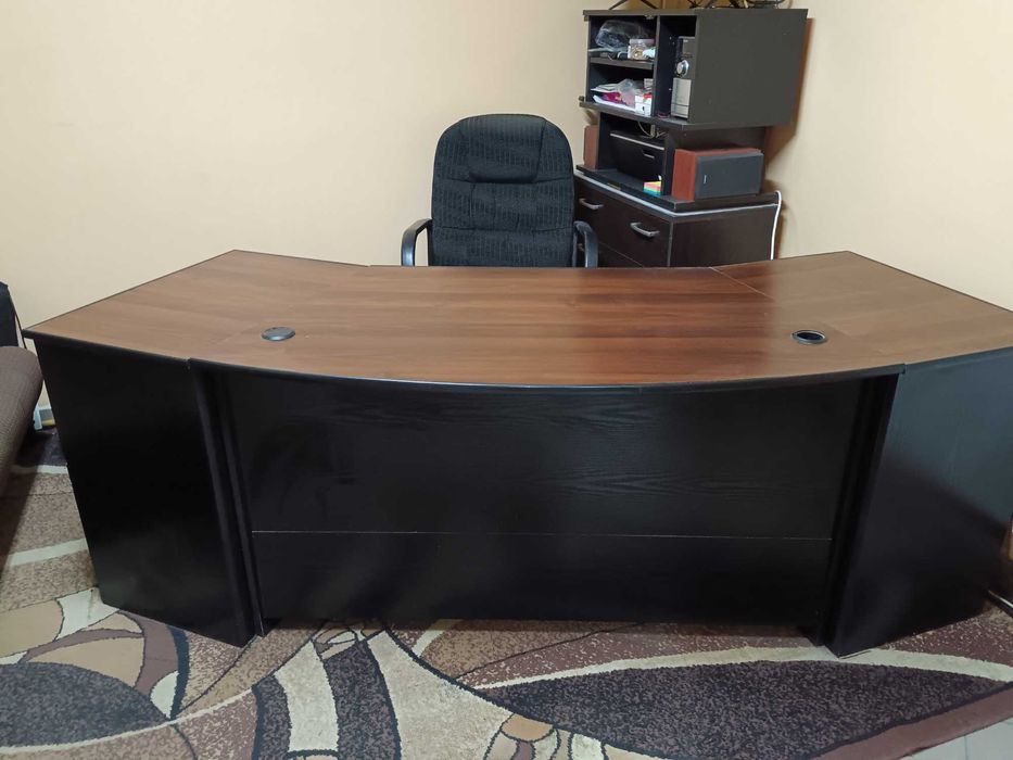 Biurko z szafkami i fotelem.