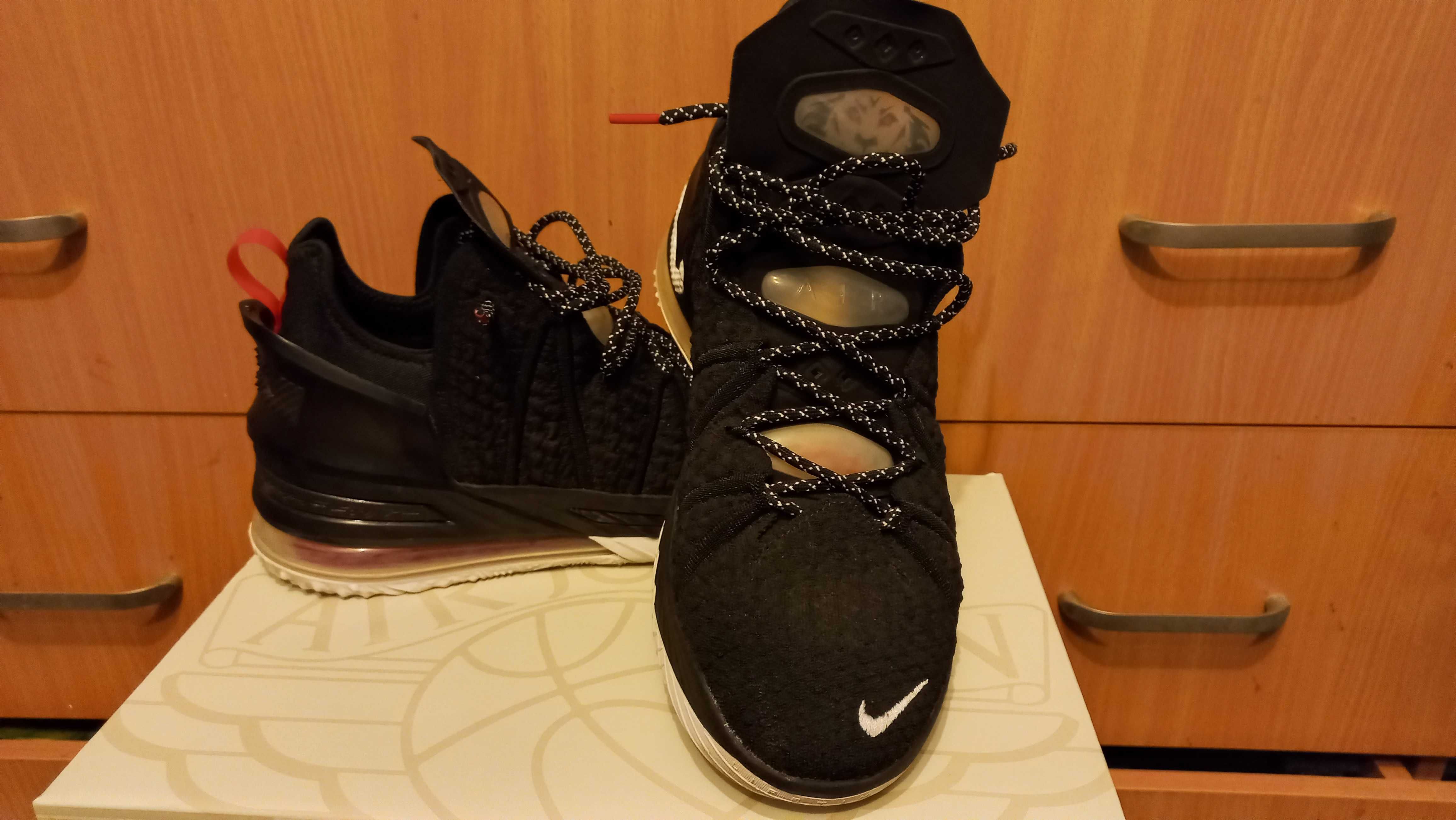 Nike LeBron 18 w kolorystyce "Bred" roz. 46