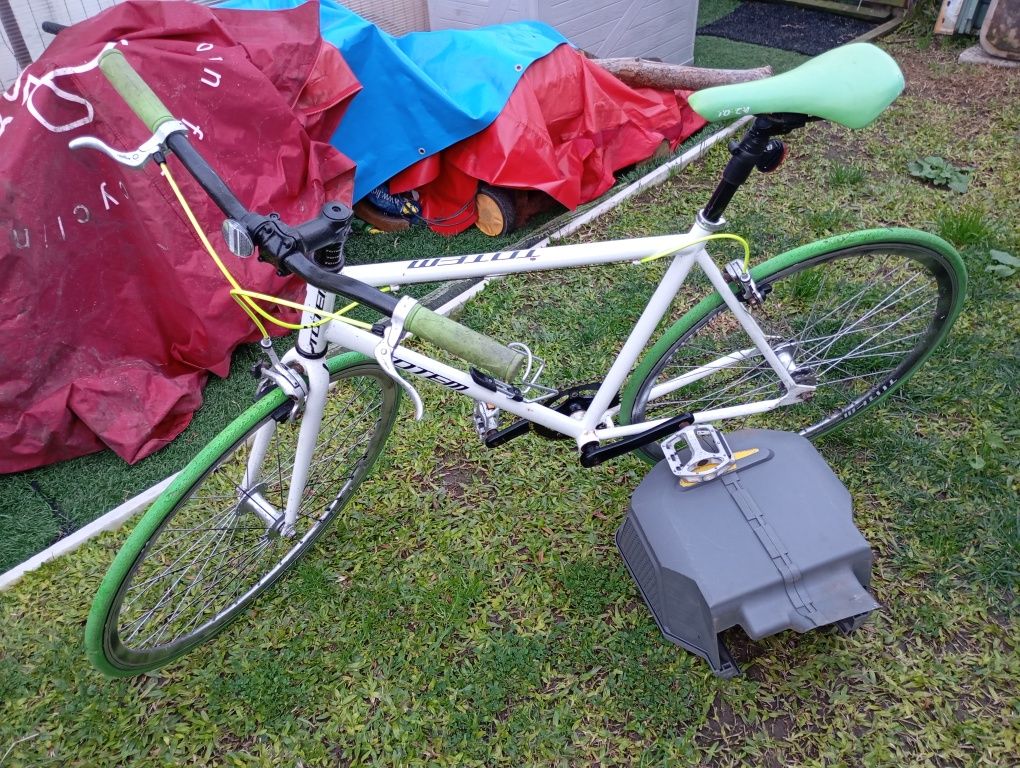 Bicicletas 1 de corrida e outra de estrada