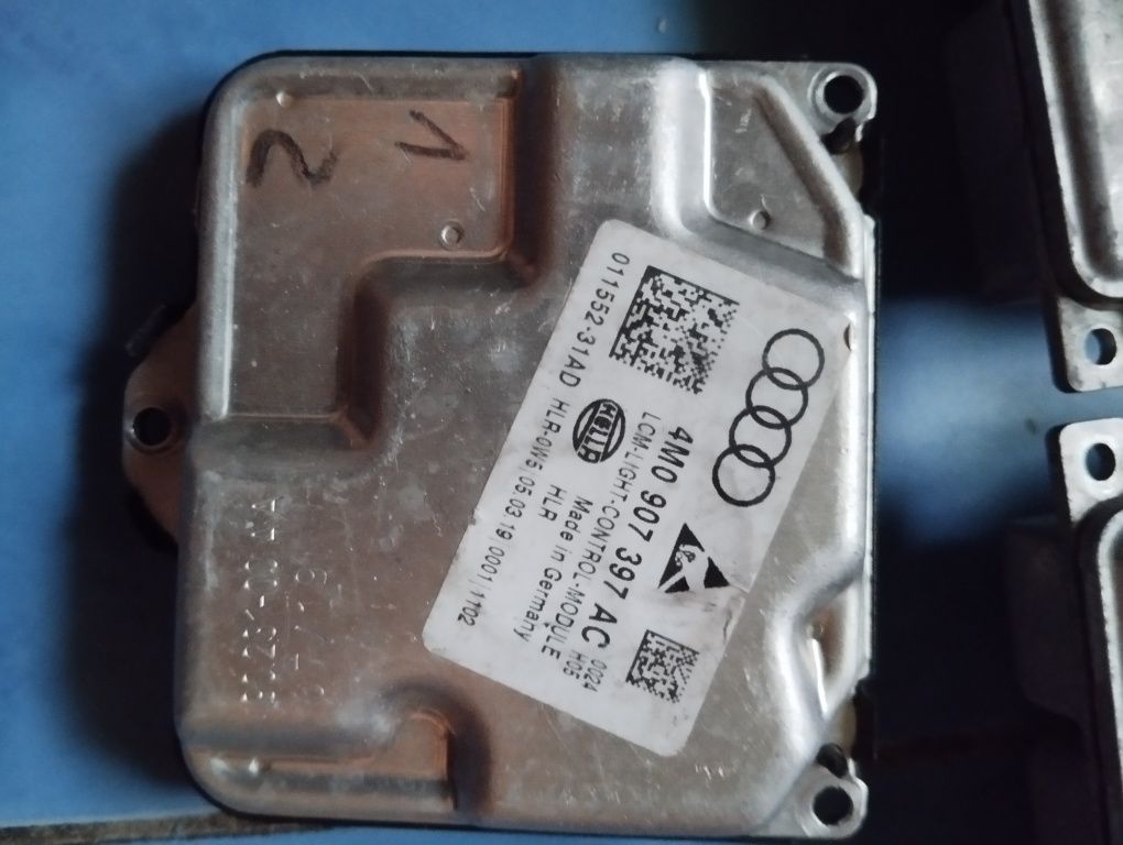 Продам оригінальні блоки розпалювання в FULL LED фари Audi Q7 4M .