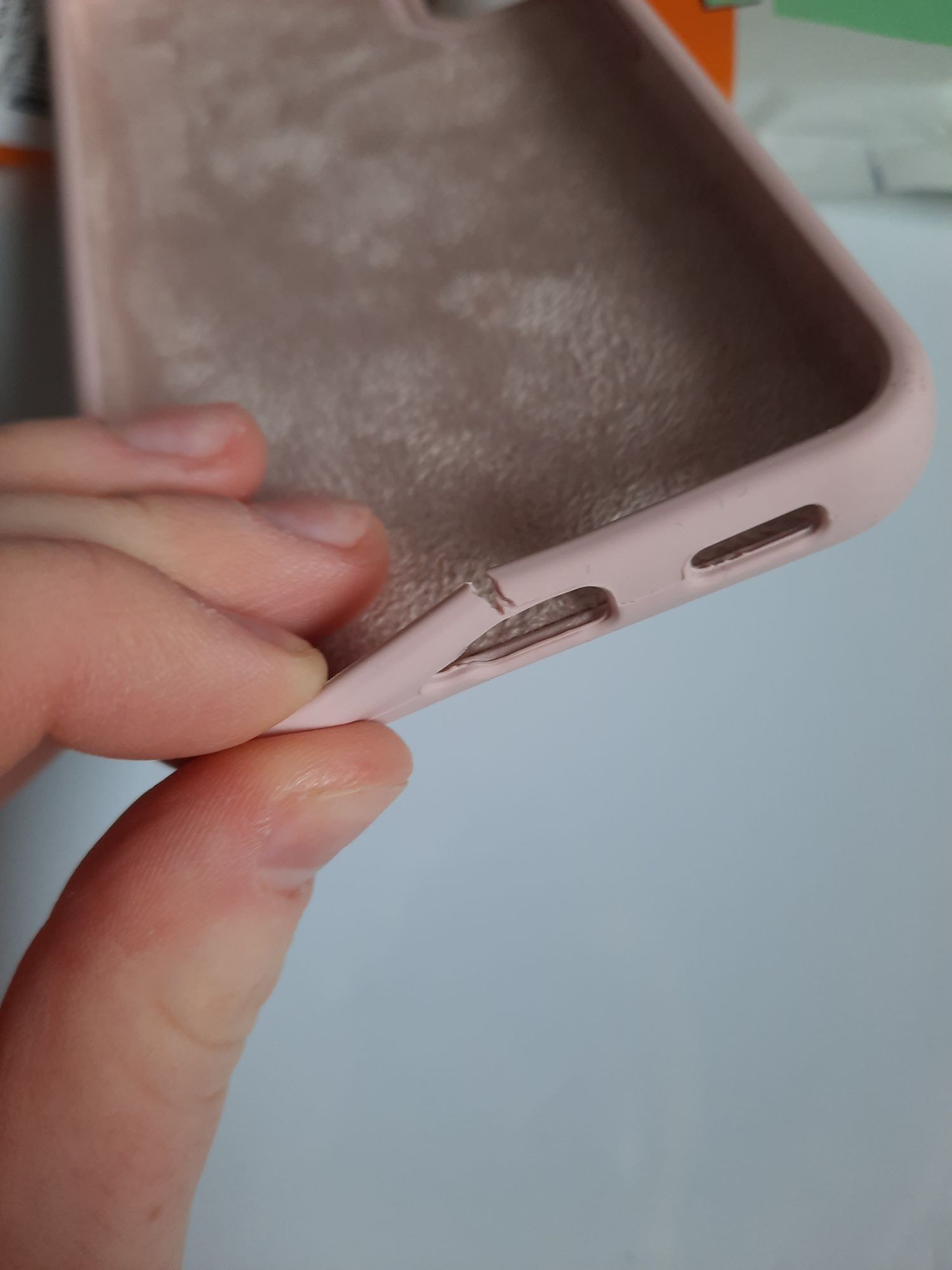 Etui na Samsung s22 z mikrofibrą silikonowy uszkodzony