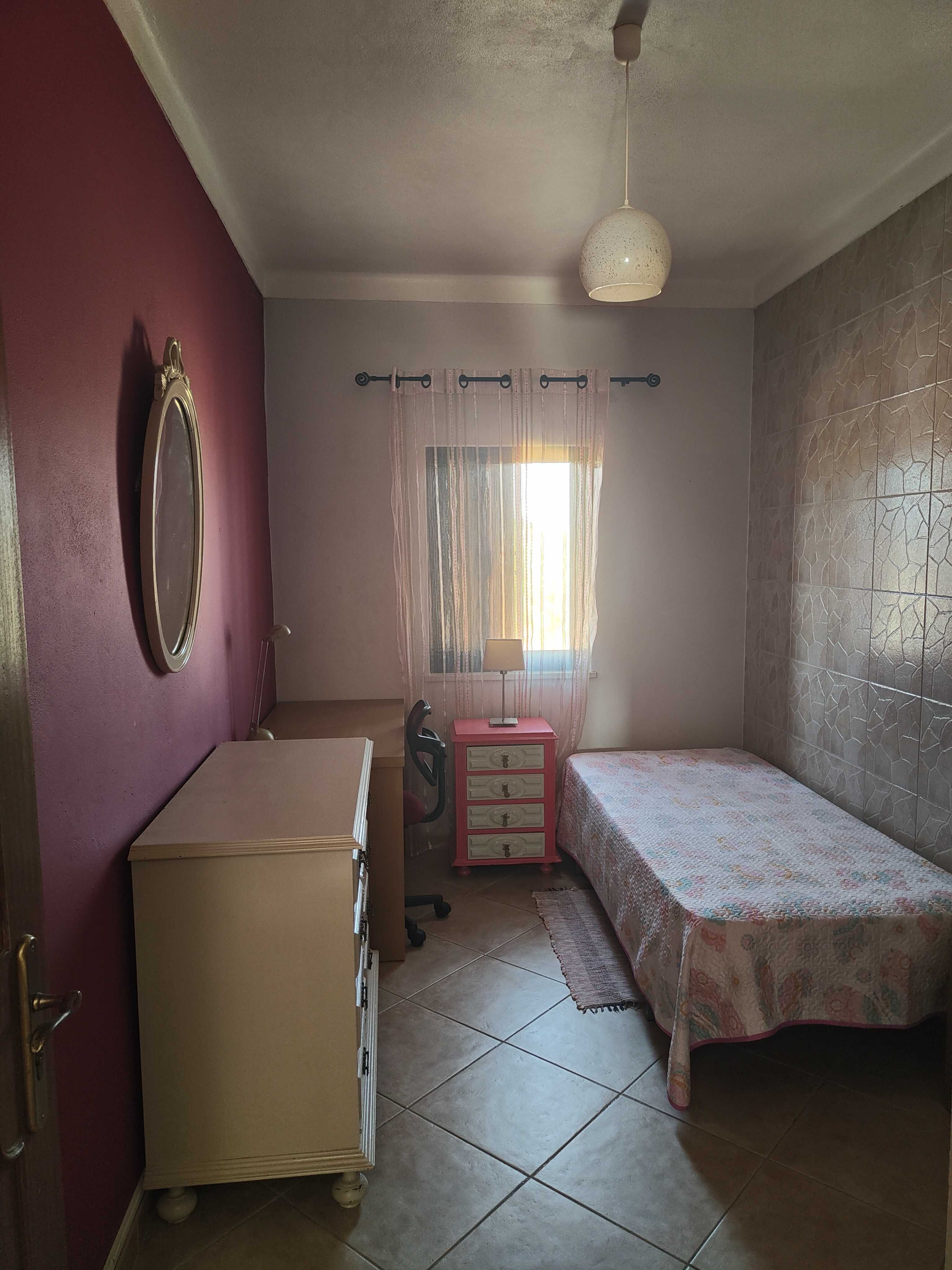 Quartos em Gambelas para meninas estudantes