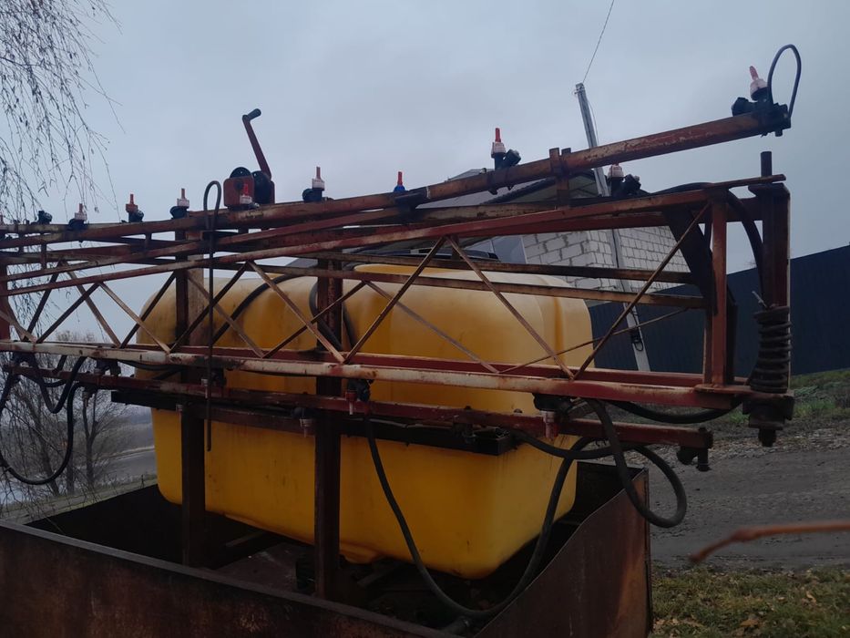 Навісний оприскувач на 800 літрів