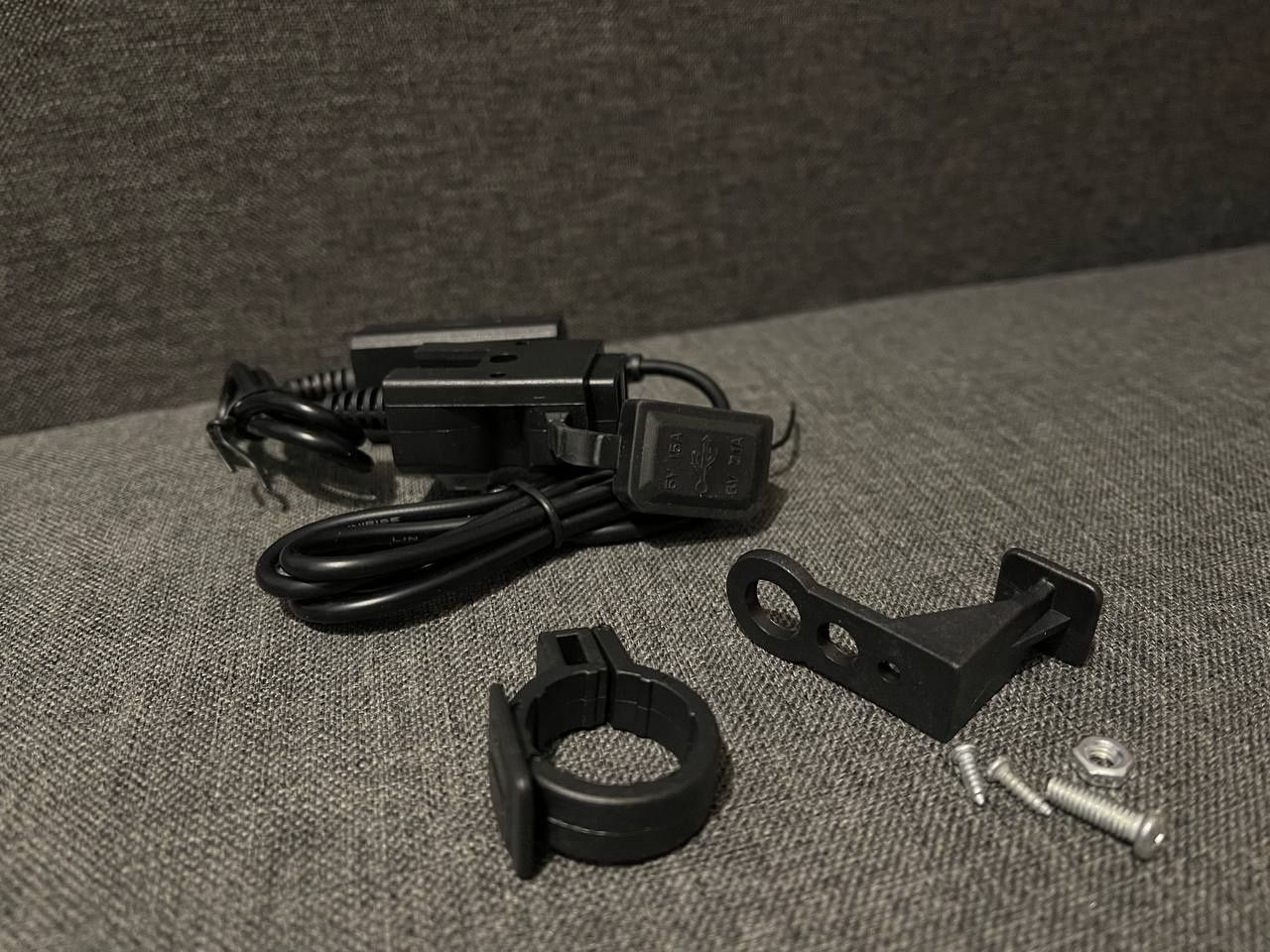 USB зарядний пристрій для авто мото вело техніки