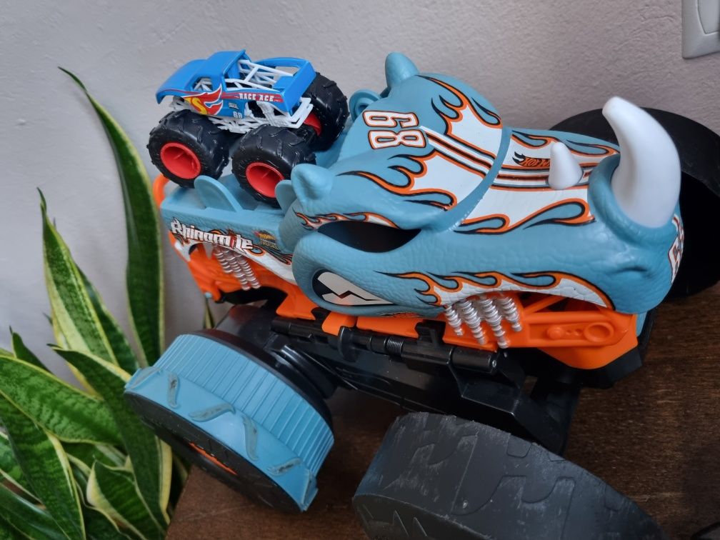 Zestaw hot wheels monster truck na pilota rampa