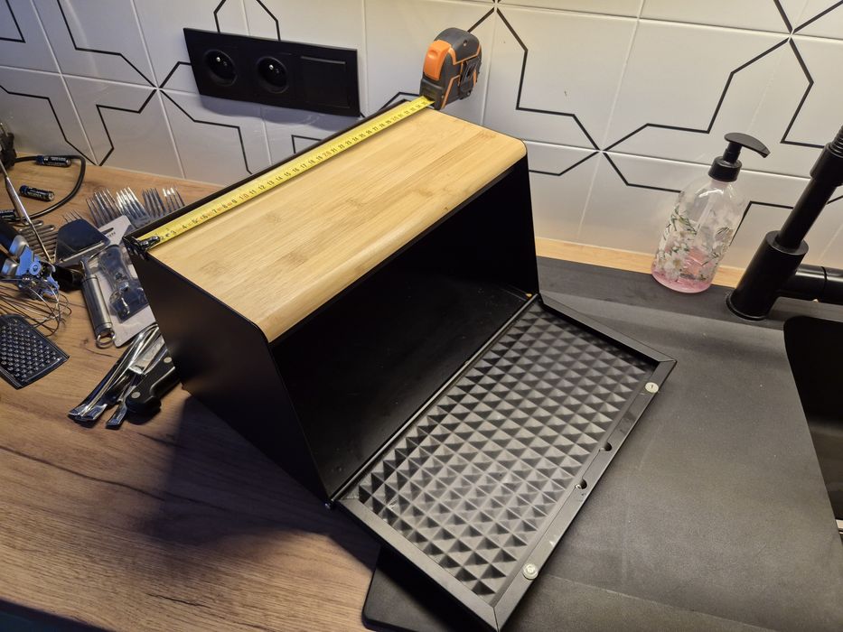 Chlebak metalowy z el. drewnianymi