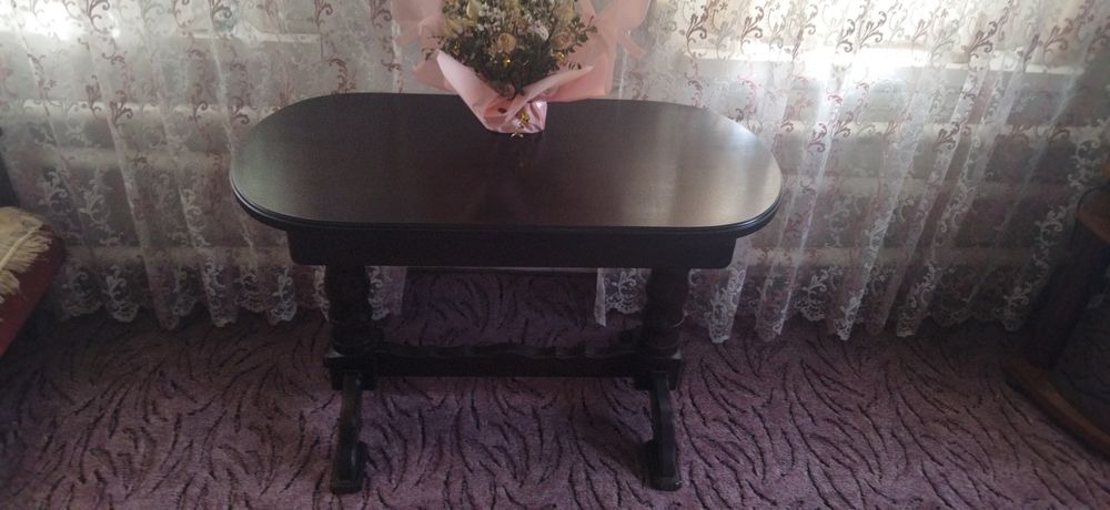 Дубовий обідній стіл