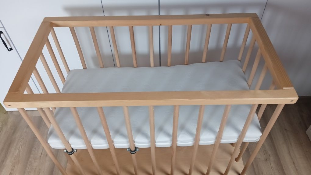 Łóżeczko na kółkach do małej sypialni