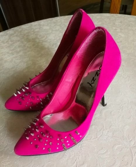 NOWE Szpilki różowe fuksja kolce ćwieki srebrne czółenka buty pink