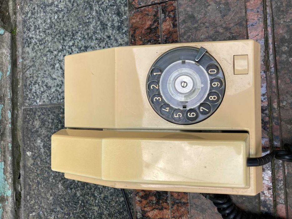 стаціонарний ретро телефон з ротаційним набором