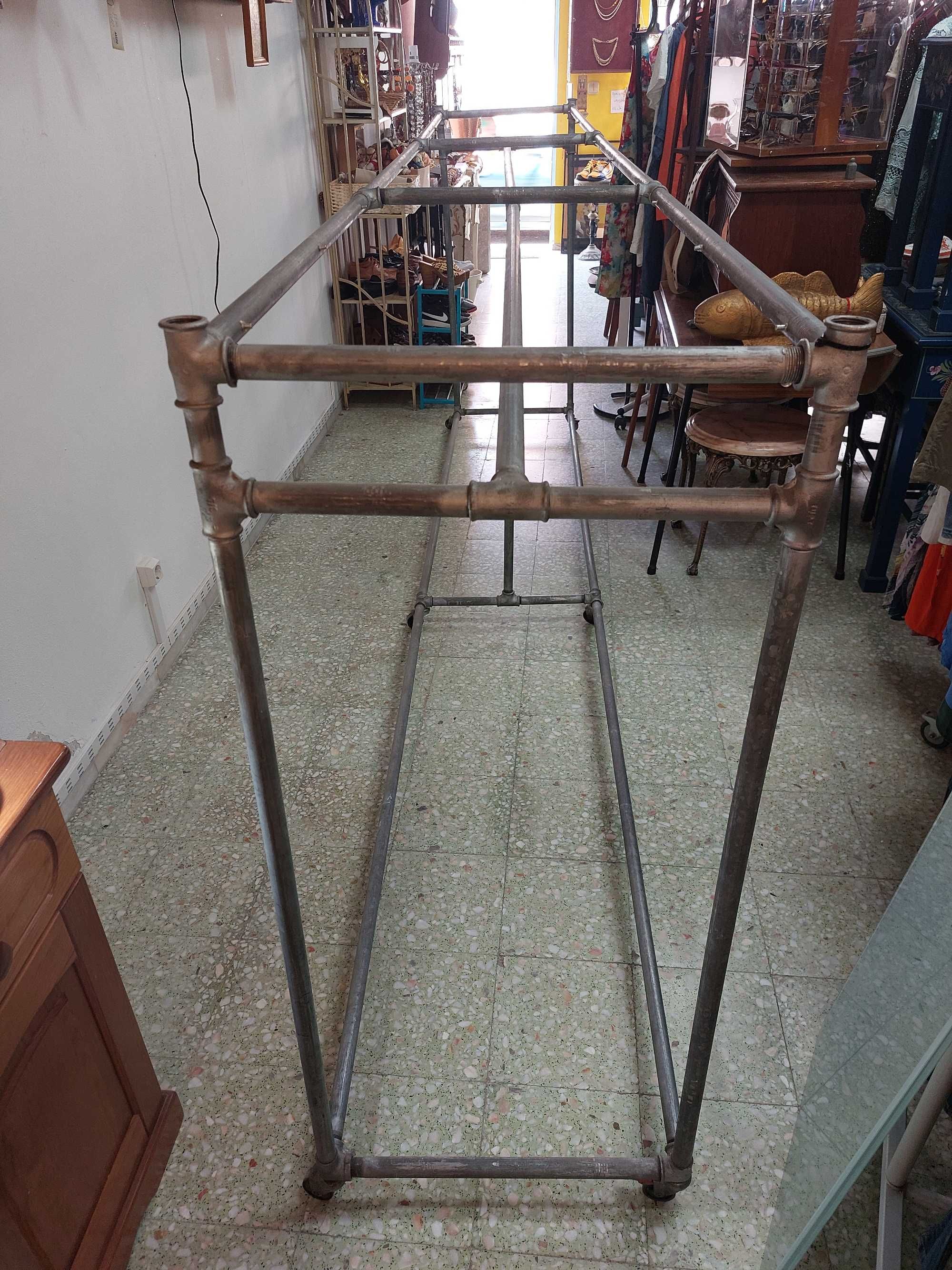 Expositor para  Loja em Tubo metálicos de água