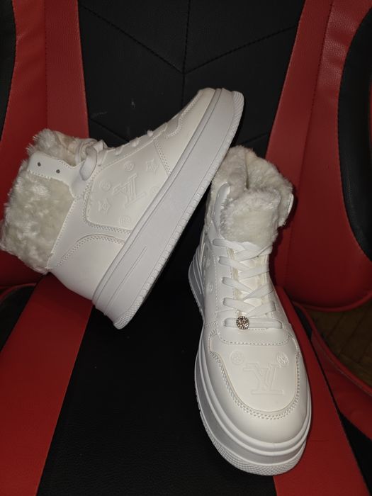 Białe sneakersy futerko nowe r. 40 logo lv
