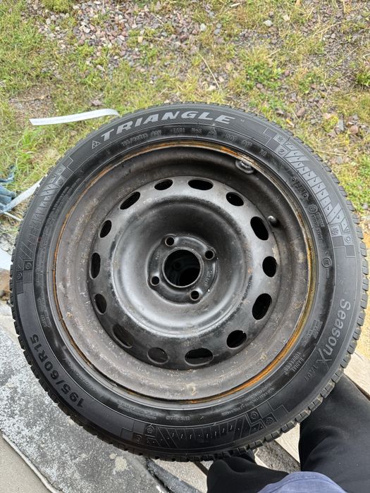 Sprzedam opony wilosezonowe 195/60 R 15 bez felg.