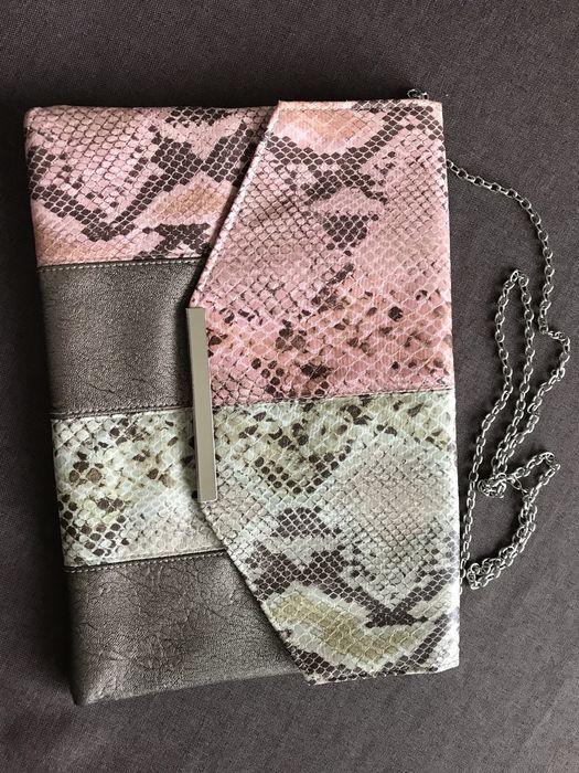 Torebka imitacja skóry węża na łańcuszku
