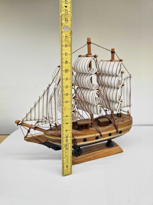 Drewniany żaglowiec dekoracyjny