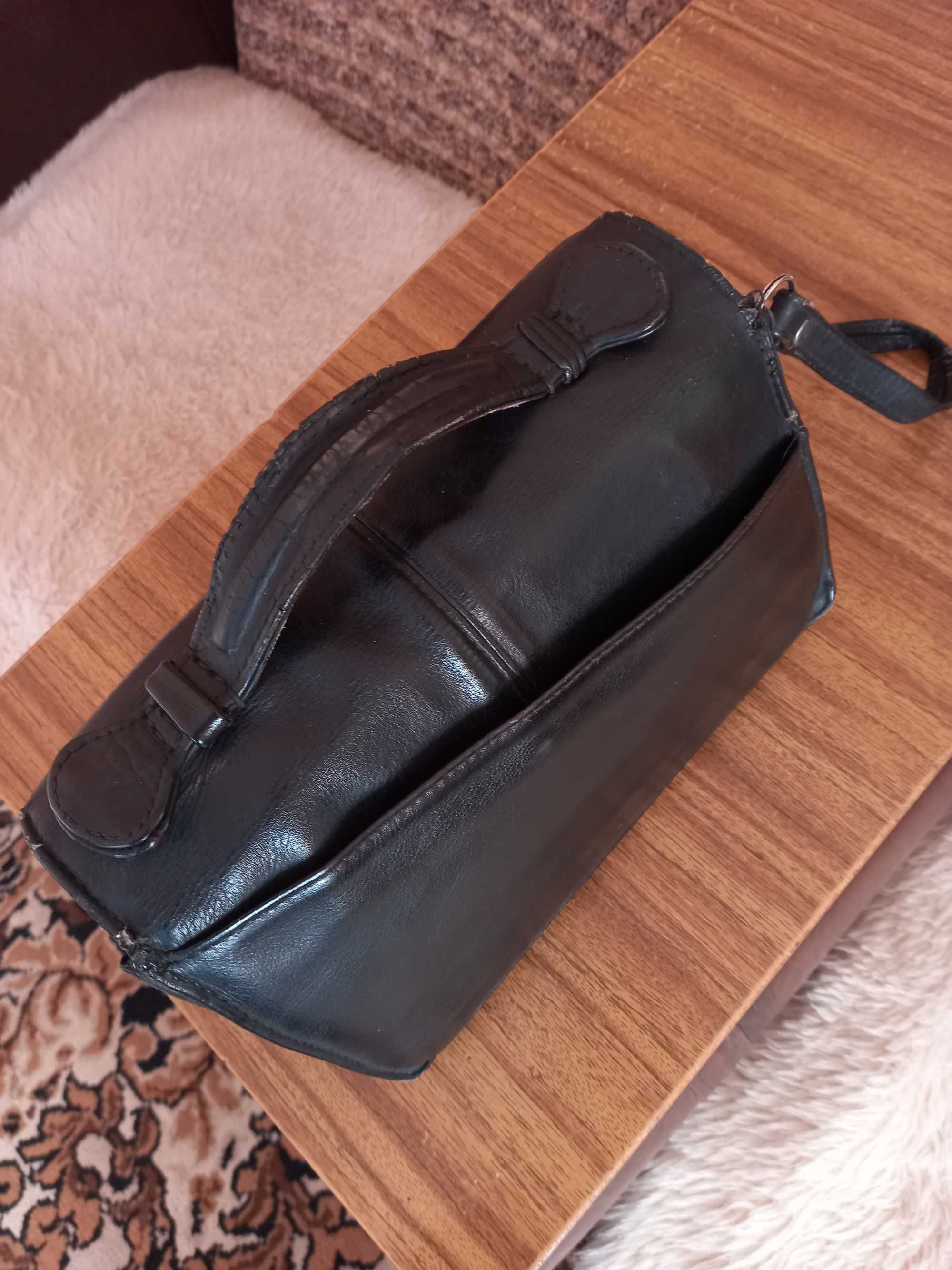 Продам шкіряну чоловічу сумку чорного кольору.
