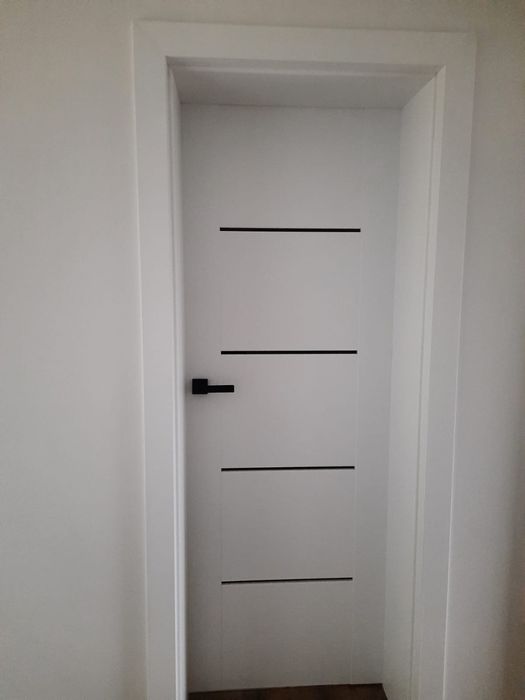 Białe drzwi z ościeżnicą ERKADO szkło anty finger