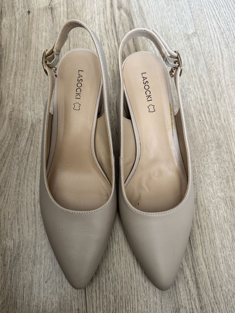 Buty czolenka na niewielkiem obcasie 38 Lasocki