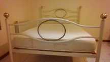 CAMA CASAL em ferro branco pérola e latão dourado c/COLCHÃO e estrado