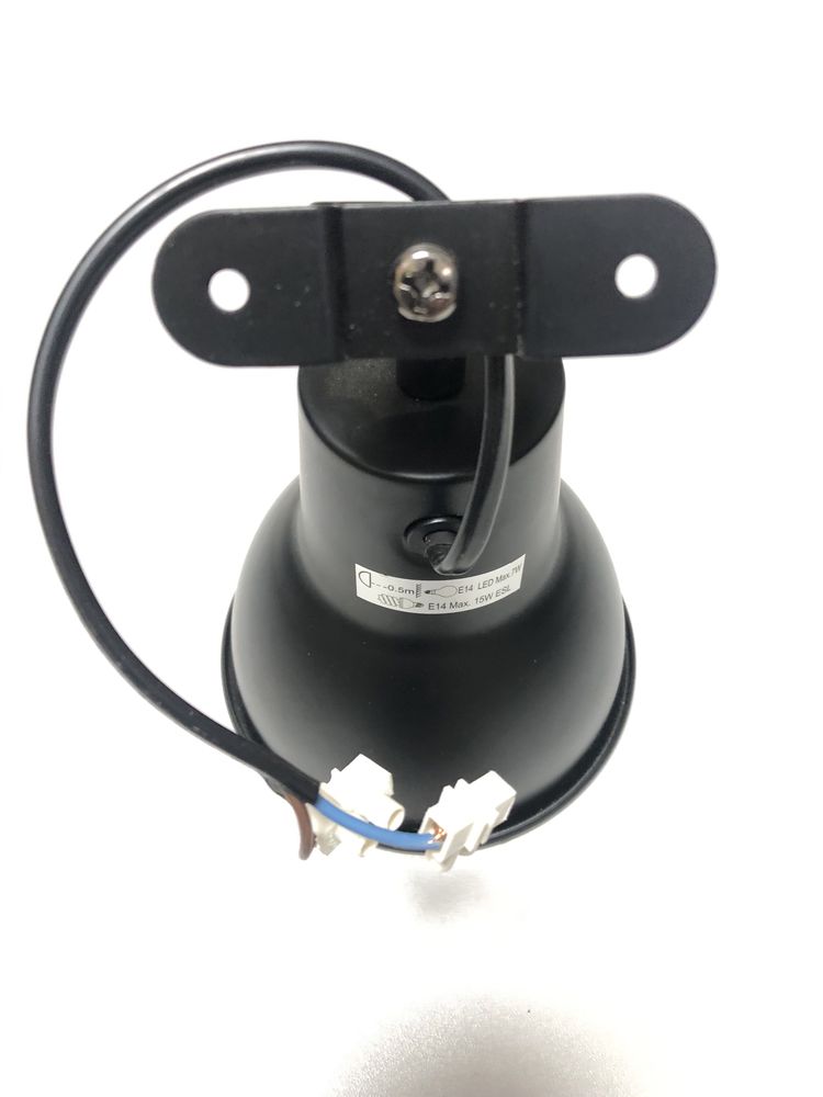 Lampa ścienna o średnicy klosza 12 cm.