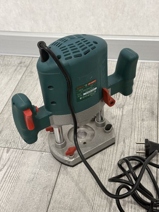 Фрезер DWT OF-1050 V