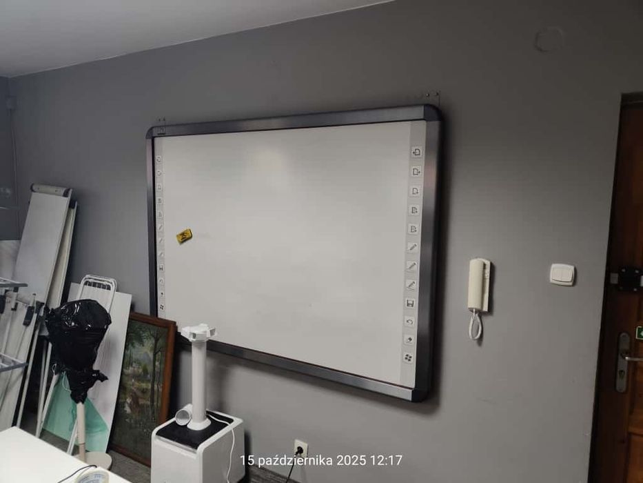 Sprzedam tablicę interaktywną 130*180 praktycznie nie używana

Posiada