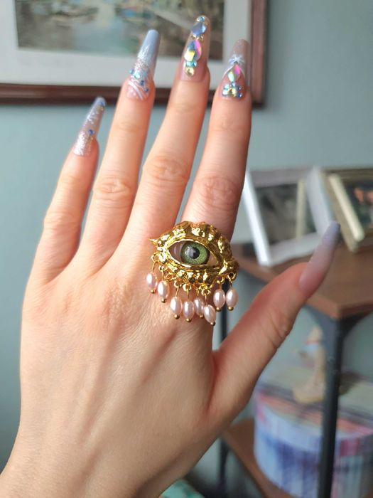 Anel surrealista olho verde, metal dourado, anel ajustável