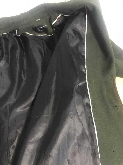 Пальто насыщенного оливкового цвета