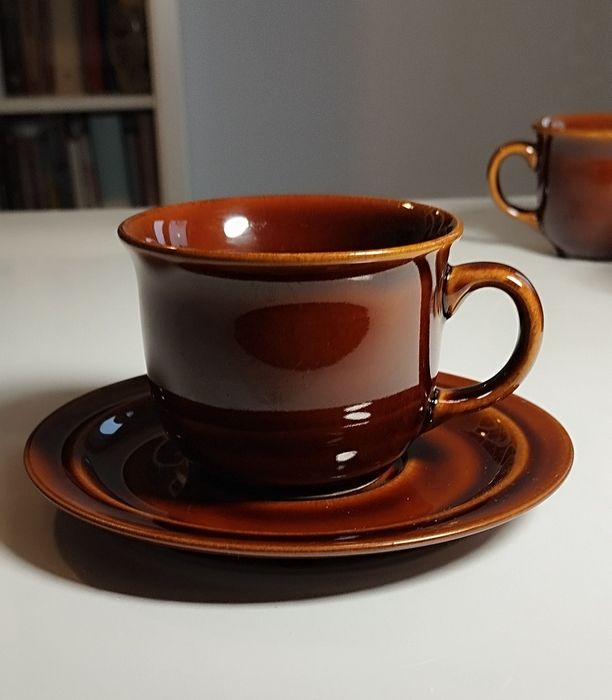 Filiżanki i spodki, brązowy porcelit, PRUSZKÓW