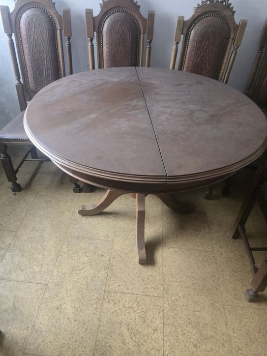 Mesa de sala e 2 sofás individuais