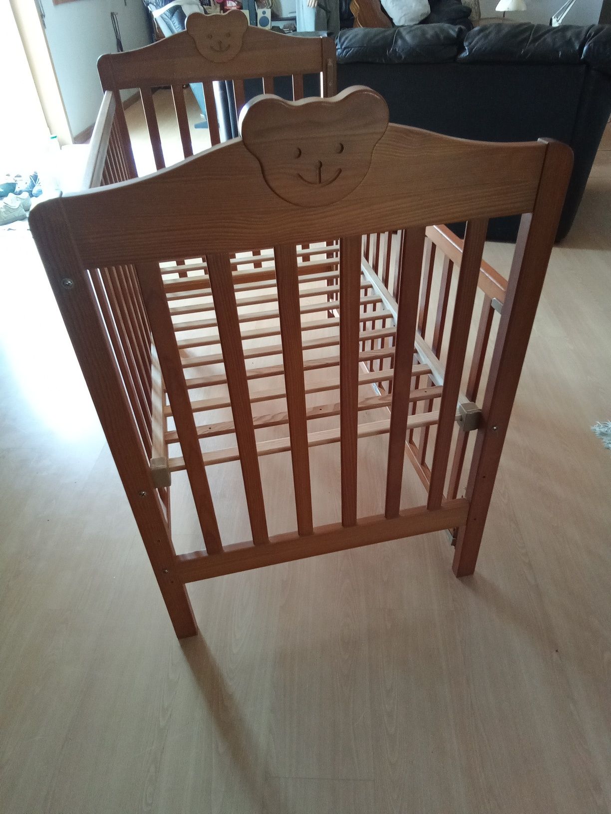 Berço Happy Bear com lado ajustável