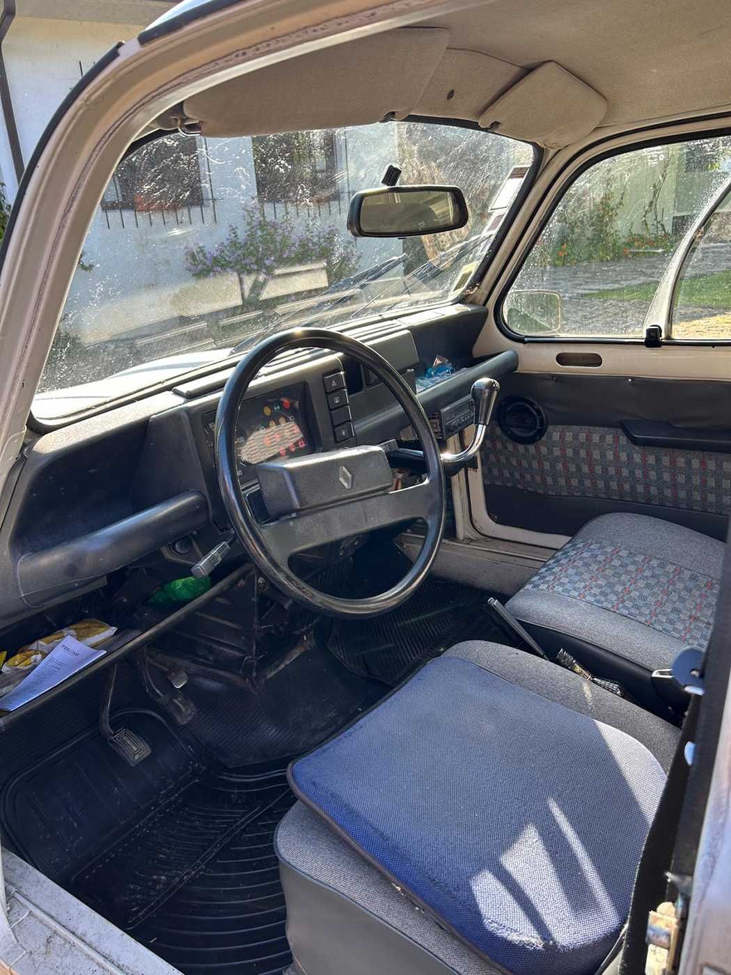 Carro Renault 4L em bom estado