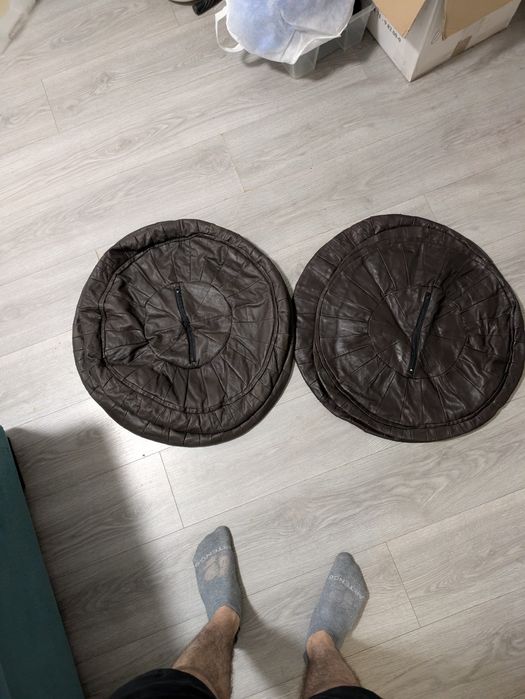 Conjunto de dois puffs redondos feitos em Couro