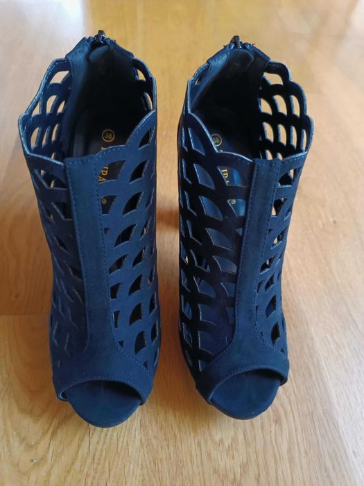 Buty damskie z ażurowym wzorem