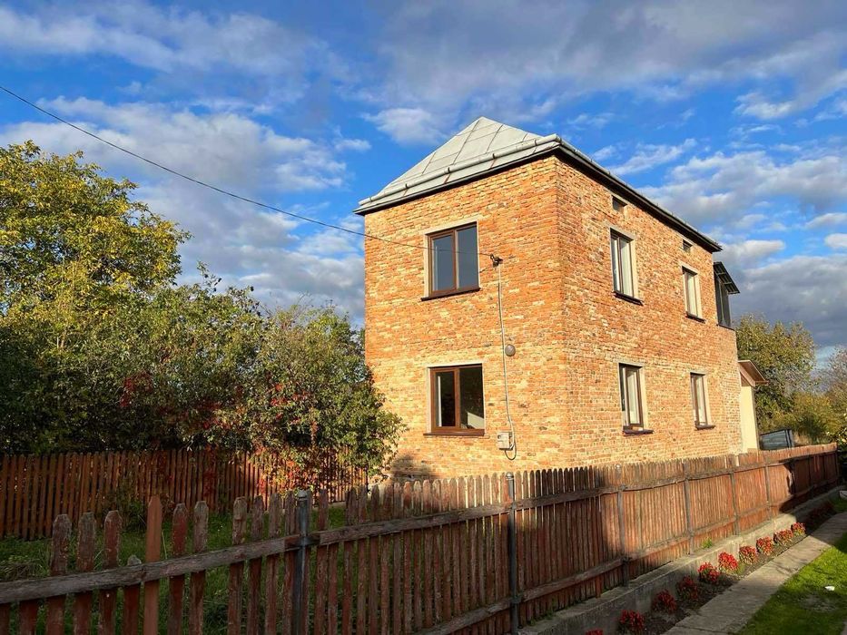 Продається цегляний будинок із земельною ділянкою 18 соток