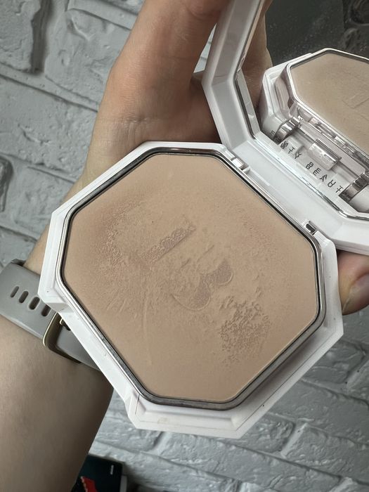 Puder - podkład Fenty Beauty
