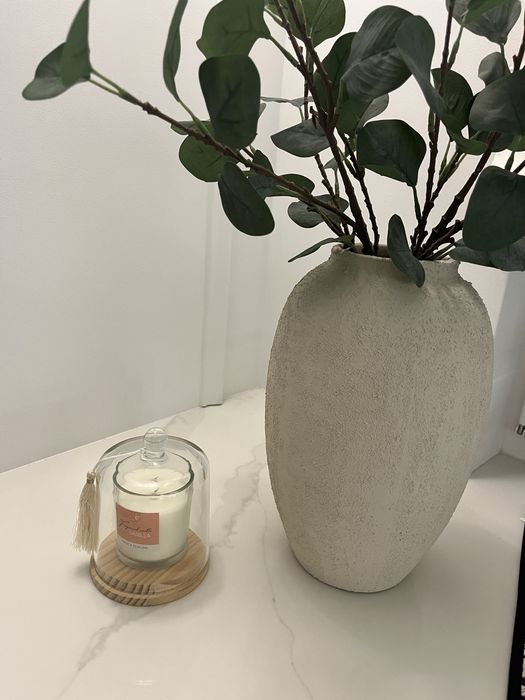 Świeca zapachowa o zapachu wanilii w szklanym kloszu