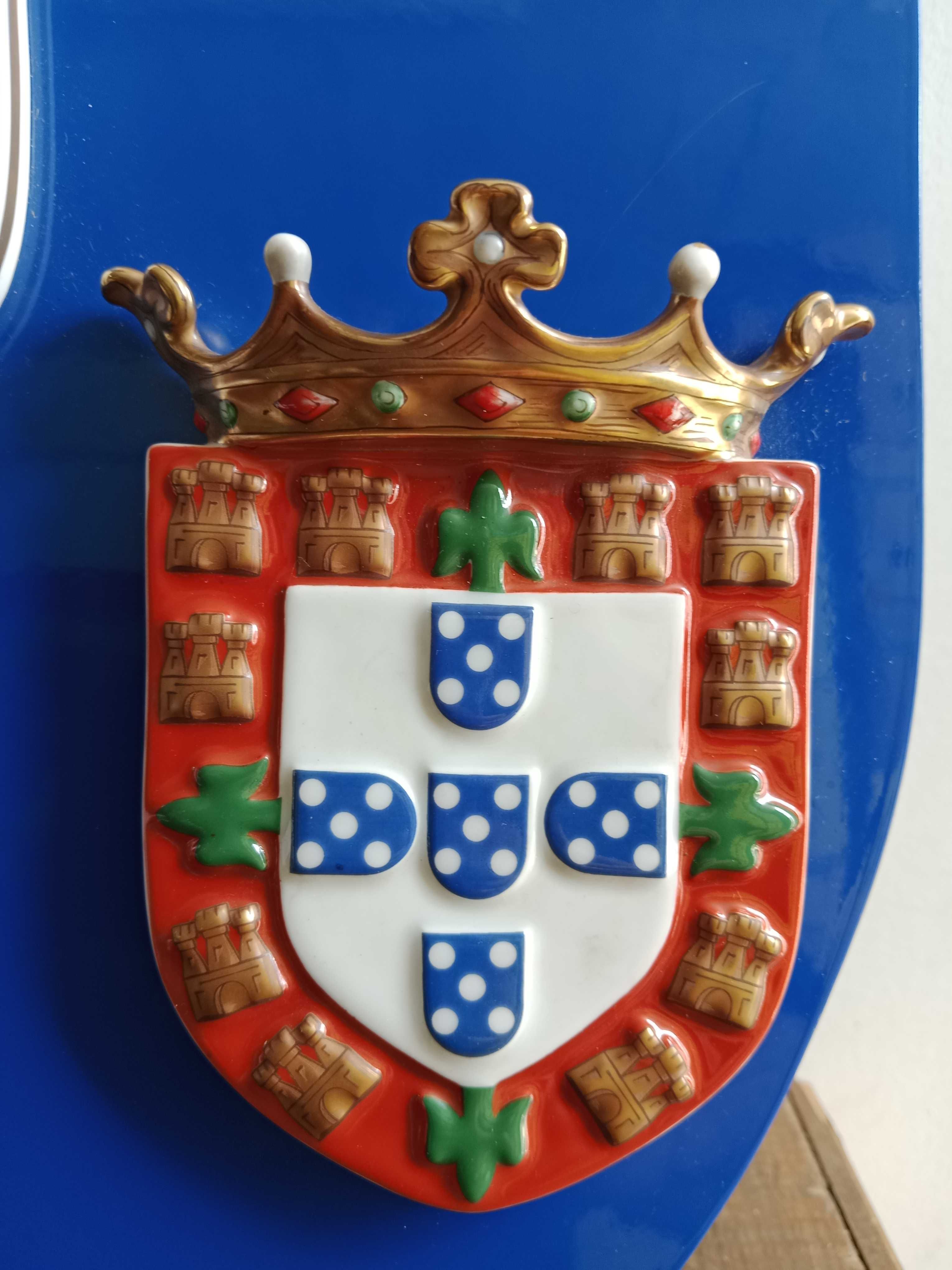Conjunto de 5 placas com brasões em porcelana da Vista Alegre