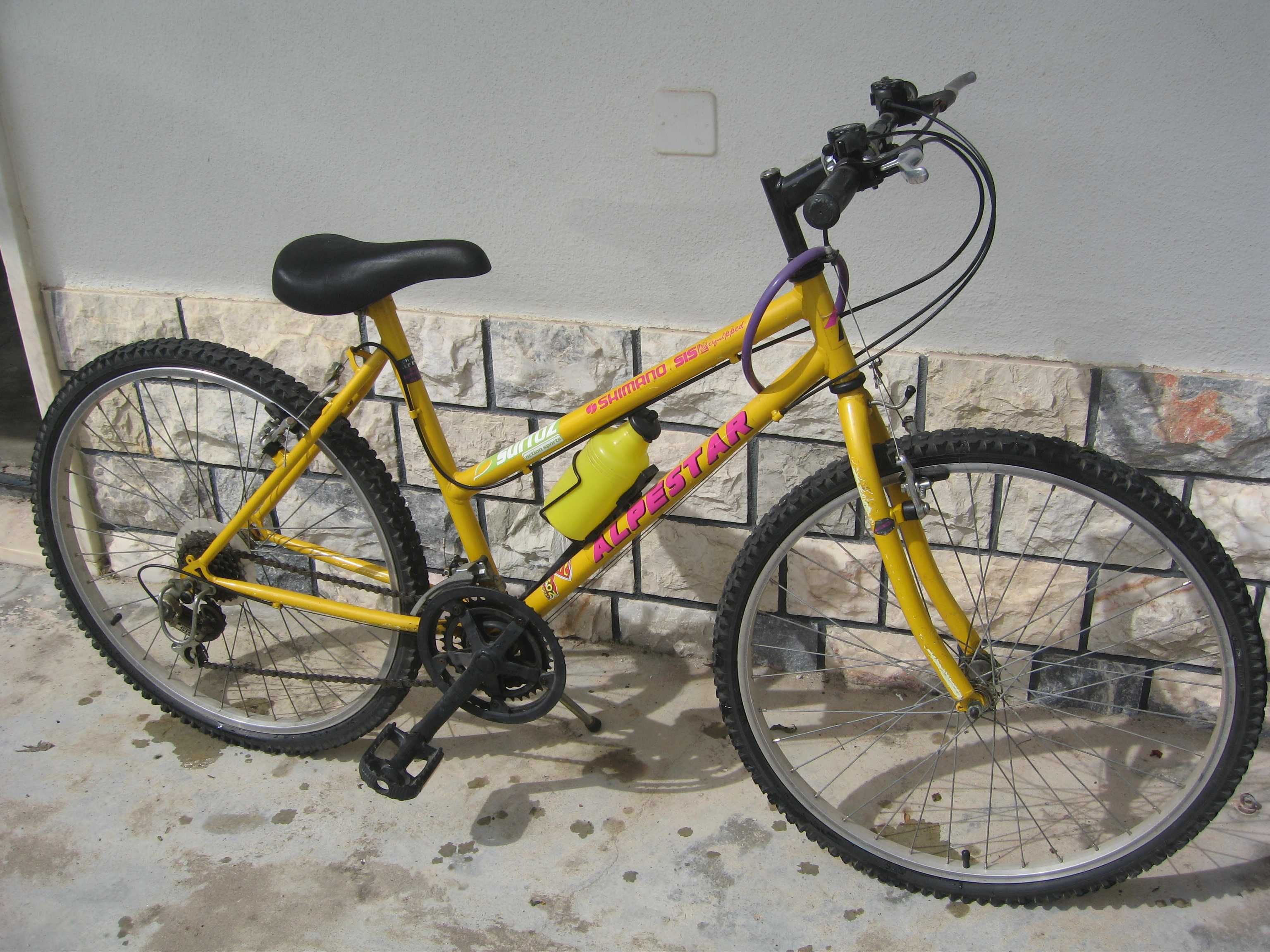 Bicicleta BTT amarela, em ótimo estado de funcionamento.