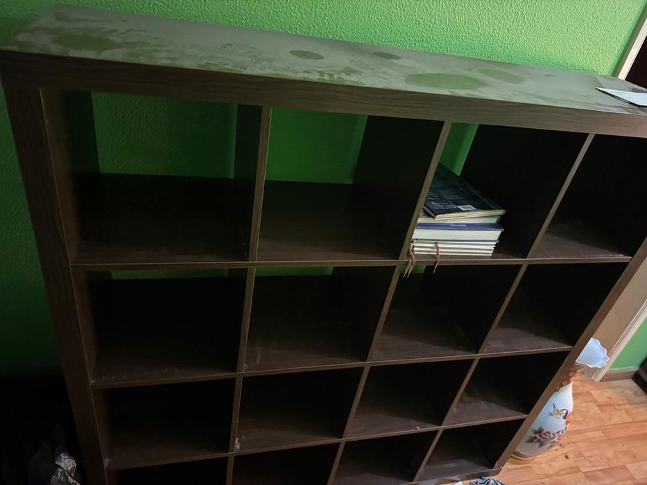 Estante com bastante espaço