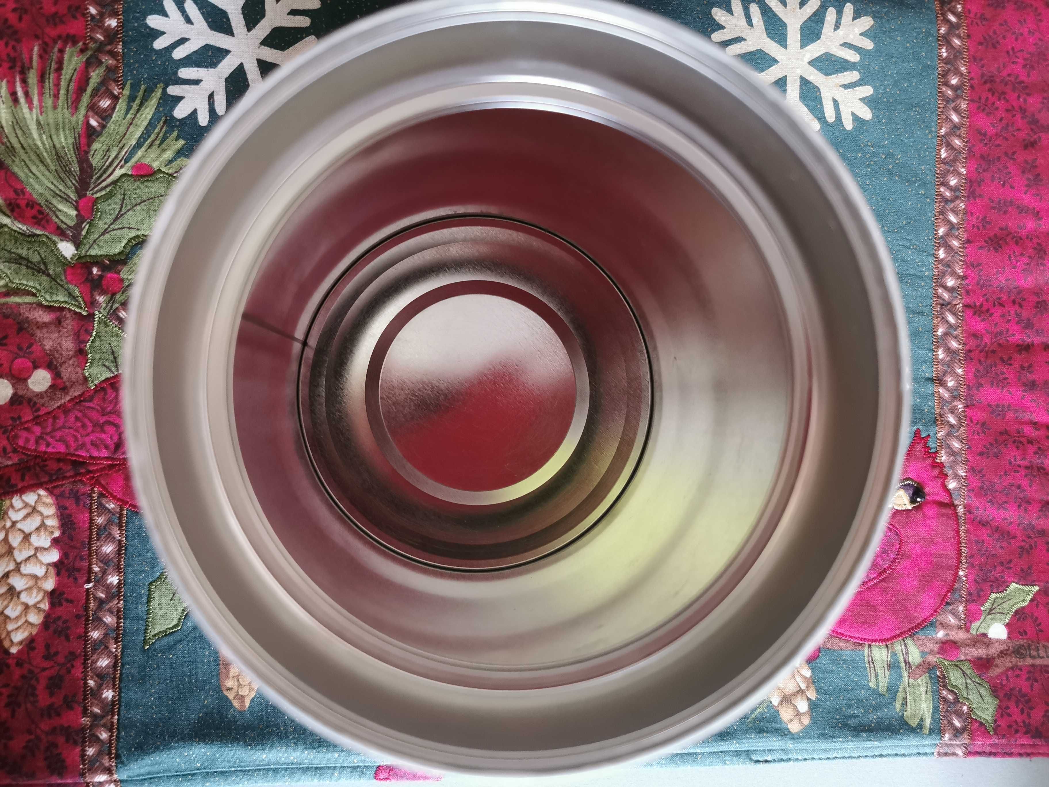 Puszka Bożonarodzeniowa zdobiona metodą decoupage
