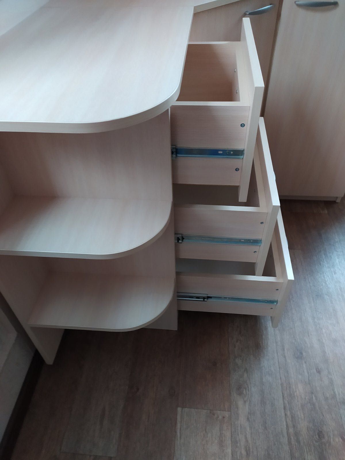 Кутовий комод 135,5см × 138,5см. Высота: 100см.
