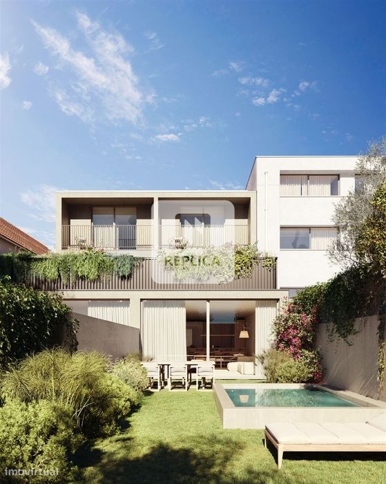 Moradia T4 Triplex com terraço, jardim e piscina no centro de Matosinh