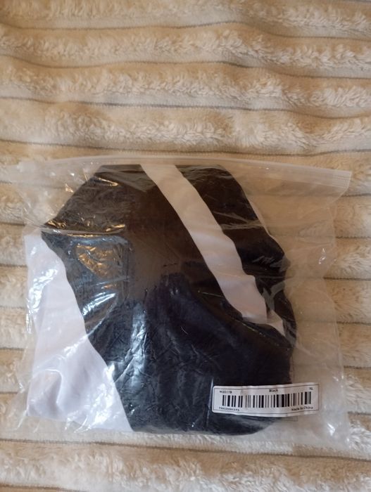 Купальник суцільний, чорний з білими вставками.