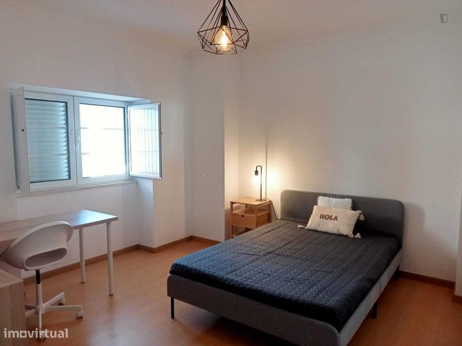 633981 - Quarto com cama de casal em...