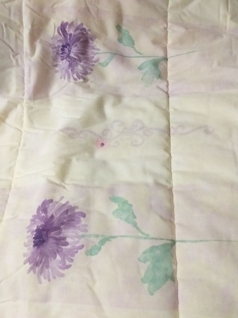 Coberta,edredao 140x200 flores cor suave,ótimo estado,veja zonas
